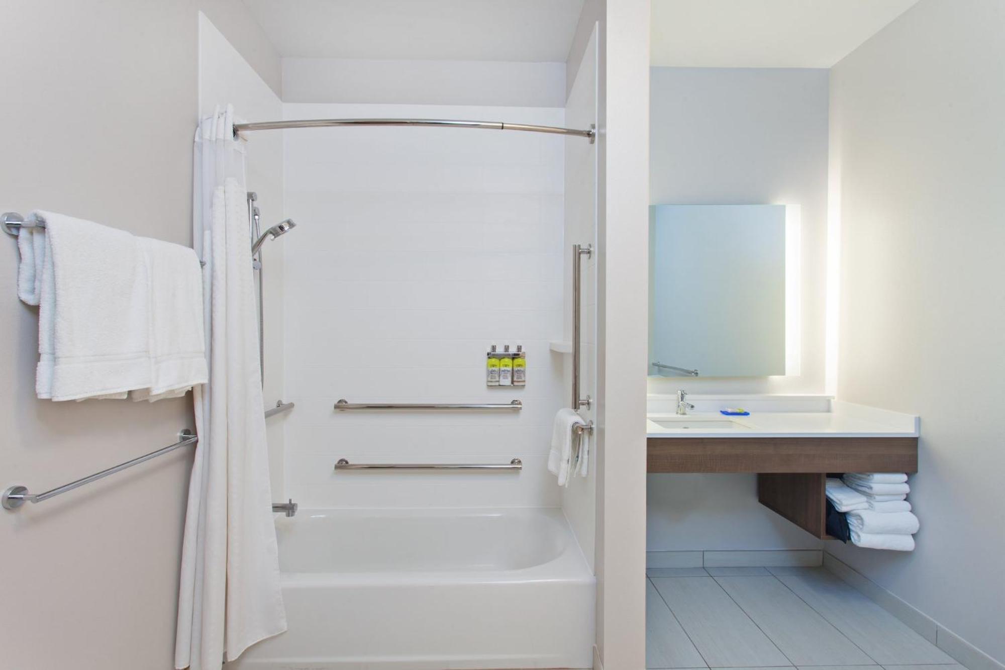 Holiday Inn Express & Suites - Moses Lake By Ihg Экстерьер фото
